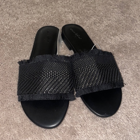 Universal Thread Black Sandals - Picture 1 of 3